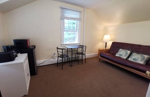 Framingham Wohnung | Walk to FSU, shopping center, separate entrance