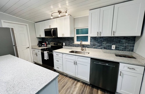 Historic District Haus | Walk to Historical Canal Street - 5 Minute Ride To The Beach!