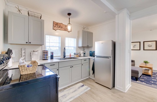 Portage Lakes Hütte | Walk to Lake: Nautical Akron Cottage w/ Deck!