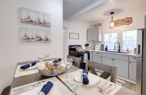 Portage Lakes Hütte | Walk to Lake: Nautical Akron Cottage w/ Deck!