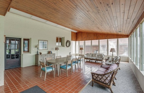 Lawrenceburg Haus | Walk to Lawrenceburg Square: Home for Large Groups