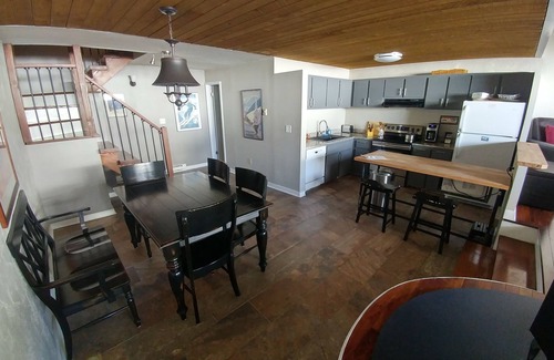 Crested Butte Eigentumswohnung | Geräumig, neu renoviert, Mtn. Aussicht, zu den Aufzügen, Kamin, Whirlpool, Garage