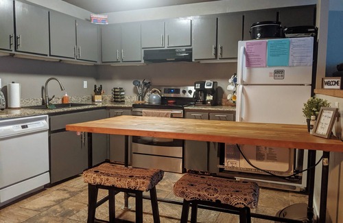 Crested Butte Eigentumswohnung | Geräumig, neu renoviert, Mtn. Aussicht, zu den Aufzügen, Kamin, Whirlpool, Garage