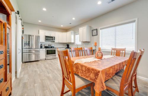 Moses Lake Haus | Walk to Moses Lake! Family Home with Fenced Yard