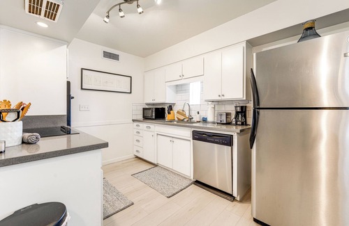 Southwest Village Eigentumswohnung | Walk to Old Town: Chic Scottsdale Condo w/ Pool!