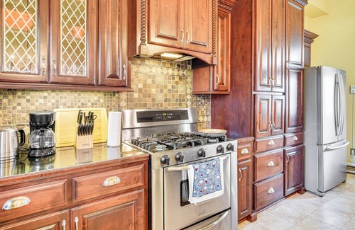 Jeanerette Haus | Walk to Parks & Cafes: Historic Jeanerette Home