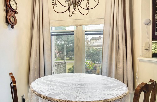 Jeanerette Haus | Walk to Parks & Cafes: Historic Jeanerette Home