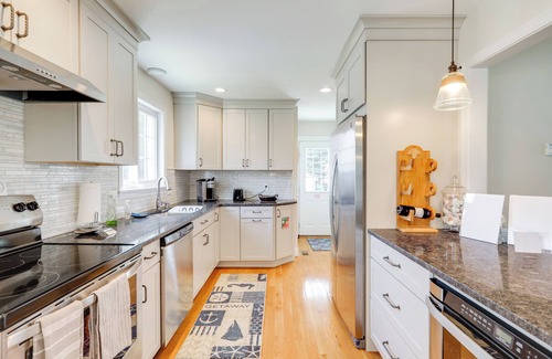 Pawcatuck Haus | Pawcatuck Riverfront Home w / Yard - Minuten zum Strand!