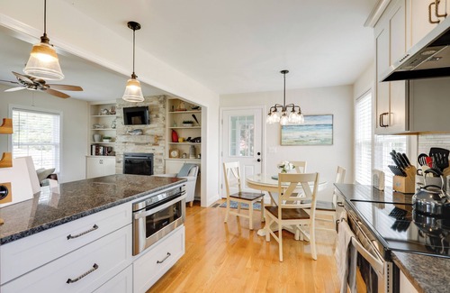 Pawcatuck Haus | Pawcatuck Riverfront Home w / Yard - Minuten zum Strand!