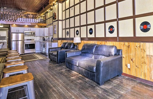 Lansing Wohnung | Walk to River: Unique Studio in Renovated Bar!