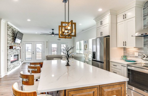 Birdsnest Haus | Walk to Wilkins Beach: Spacious Home w/ Hot Tub