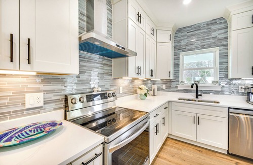 Birdsnest Haus | Walk to Wilkins Beach: Spacious Home w/ Hot Tub