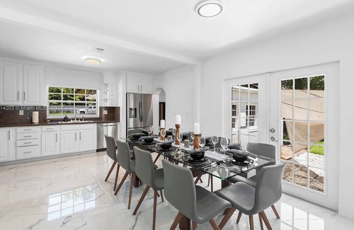 Harbor Beach Haus | Walk to the Beach - 5 bedrooms - Heated Pool - Prime Location close to Las Olas!