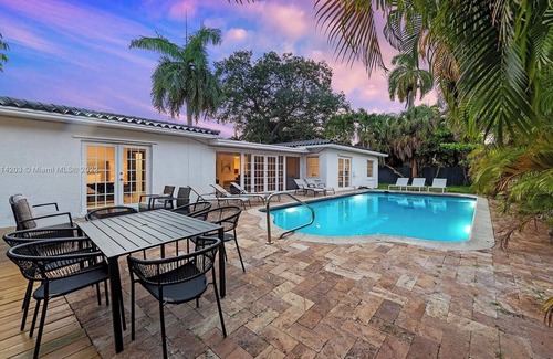 Harbor Beach Haus | Walk to the Beach - 5 bedrooms - Heated Pool - Prime Location close to Las Olas!