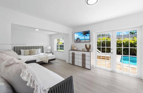Harbor Beach Haus | Walk to the Beach - 5 bedrooms - Heated Pool - Prime Location close to Las Olas!