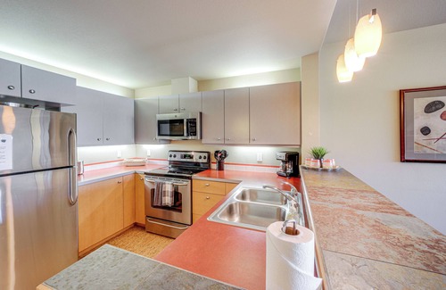 Chelan Wohnung | Walk to the Lake: Chelan Condo w/ Mtn Views!