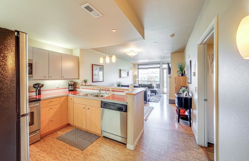 Chelan Wohnung | Walk to the Lake: Chelan Condo w/ Mtn Views!