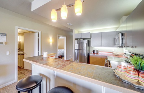 Chelan Wohnung | Walk to the Lake: Chelan Condo w/ Mtn Views!