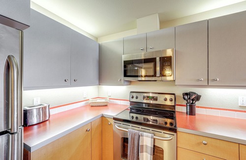 Chelan Wohnung | Walk to the Lake: Chelan Condo w/ Mtn Views!