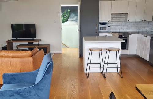 Taupo Haus | Walk to the Lake, or Stay in and Enjoy the View