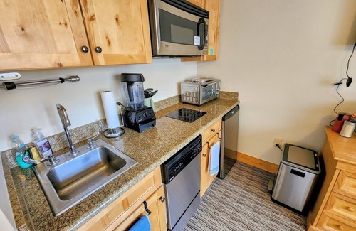 Crested Butte Hotel | Walk to the slopes! Base Area Location w/ Free Shuttle! Shared Hot Tub & Pool! G