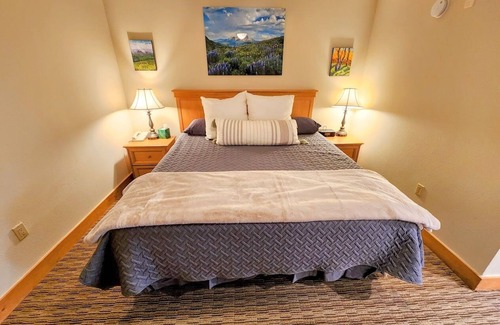 Crested Butte Hotel | Walk to the slopes! Base Area Location w/ Free Shuttle! Shared Hot Tub & Pool! G