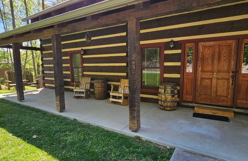 Bronston Kabine | Walk to the water log cabin, access to dock, hot tub, fire pit, grill, spacious