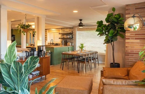 Eugene Haus | Walk to U of O! View with 2 decks/firepit/comfy!