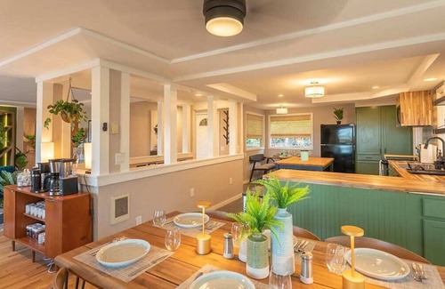 Eugene Haus | Walk to U of O! View with 2 decks/firepit/comfy!