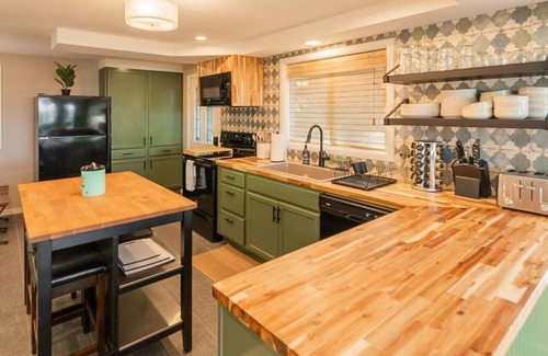 Eugene Haus | Walk to U of O! View with 2 decks/firepit/comfy!