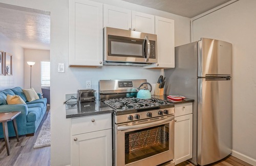 University Heights Wohnung | Walk to UNM, 1bd/1ba, Clean!