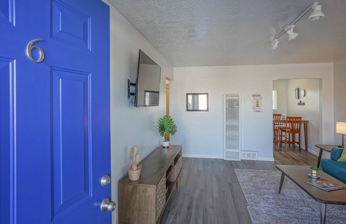 University Heights Wohnung | Walk to UNM, 1bd/1ba, Clean!