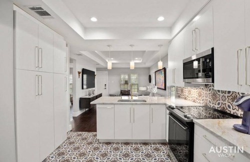 Swede Hill Haus | Walk to UT and E 6th in ATX House and Free Swim Club by Austin Vacay