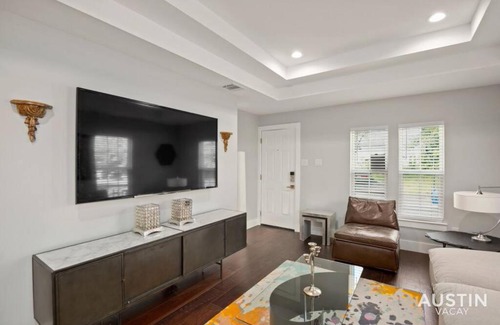 Swede Hill Haus | Walk to UT and E 6th in ATX House and Free Swim Club by Austin Vacay