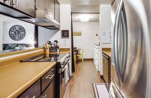 Reno/Tahoe Airport Eigentumswohnung | Walk to Virginia Lake: Reno Condo w/Balcony!