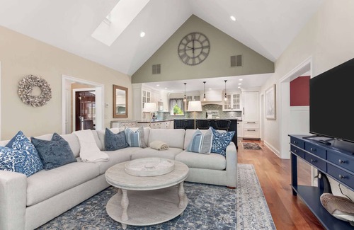 Oxford Haus | Walk to Waterfront Cozy Oxford Cottage