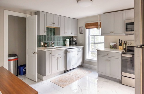 Washington Street Historic District Haus | New hot tub & outdoor TV! 3 bedroom apt dwntn Middletown, across from Wesleyan