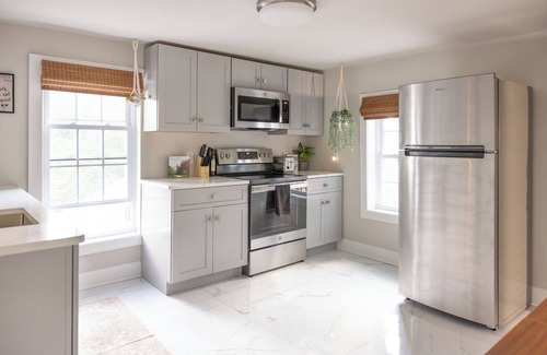 Washington Street Historic District Haus | New hot tub & outdoor TV! 3 bedroom apt dwntn Middletown, across from Wesleyan