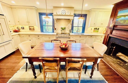 Waterford Haus | Walk to Wineries from Historic Village Estate