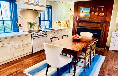 Waterford Haus | Walk to Wineries from Historic Village Estate