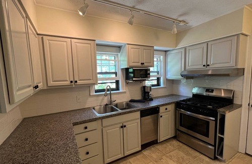 East Lansing Haus | Walking Distance to MSU! Charming 3 bedroom, 1.5 bathroom house.