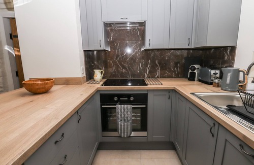 Ambergate Hütte | WALNUT BARN, family friendly, character holiday cottage in Ambergate