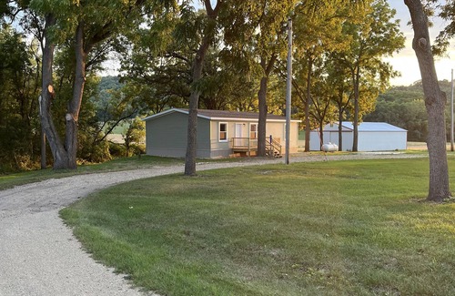 Sextonville Haus | Walnut Getaway Relaxing Country Getaway