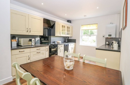 Attleborough Hütte | WALNUT SHADE, pet friendly, with a garden in Old Buckenham