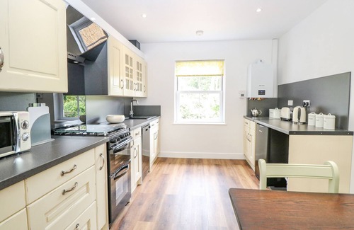 Attleborough Hütte | WALNUT SHADE, pet friendly, with a garden in Old Buckenham