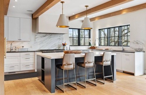 Stowe Haus | Wander Stowe Woods sleeps 12, w/gym/Workstations & pool, 6 Bedrooms