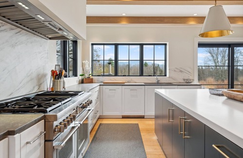 Stowe Haus | Wander Stowe Woods sleeps 12, w/gym/Workstations & pool, 6 Bedrooms