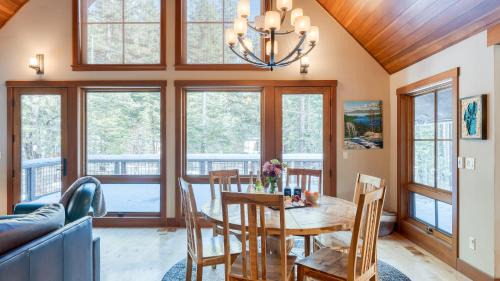 Sunnyside Haus | Ward Creek by AvantStay 5 Min Walk to Lake Deck