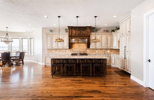 Kamas Haus | Warm and Luxurious Mountain Mansion near Park City