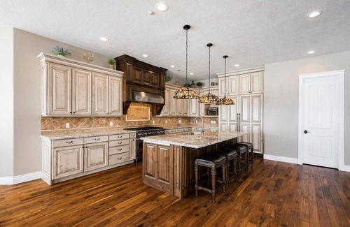 Kamas Haus | Warm and Luxurious Mountain Mansion near Park City